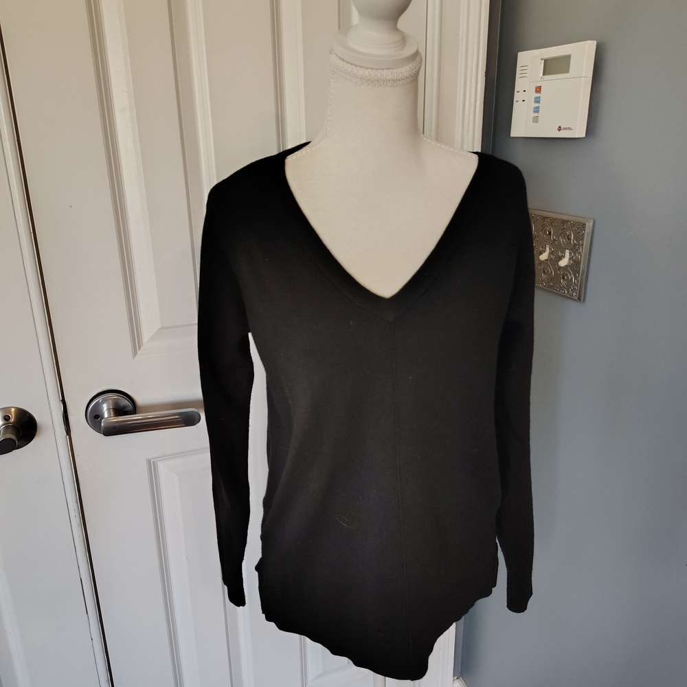 Bobeau Classic Black V-Neck Sweater Small‎ Euc